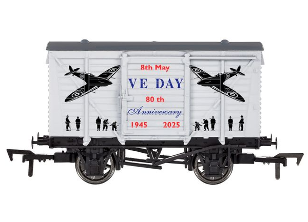 Dapol DA4F-011-147 Ventilated Van VE Day 80th Anniversary Airforce Weathered